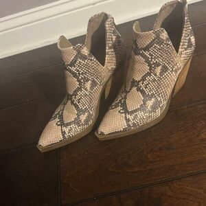 Vince Camuto Gigietta bootie snake skin tans and black size 5.5 boots